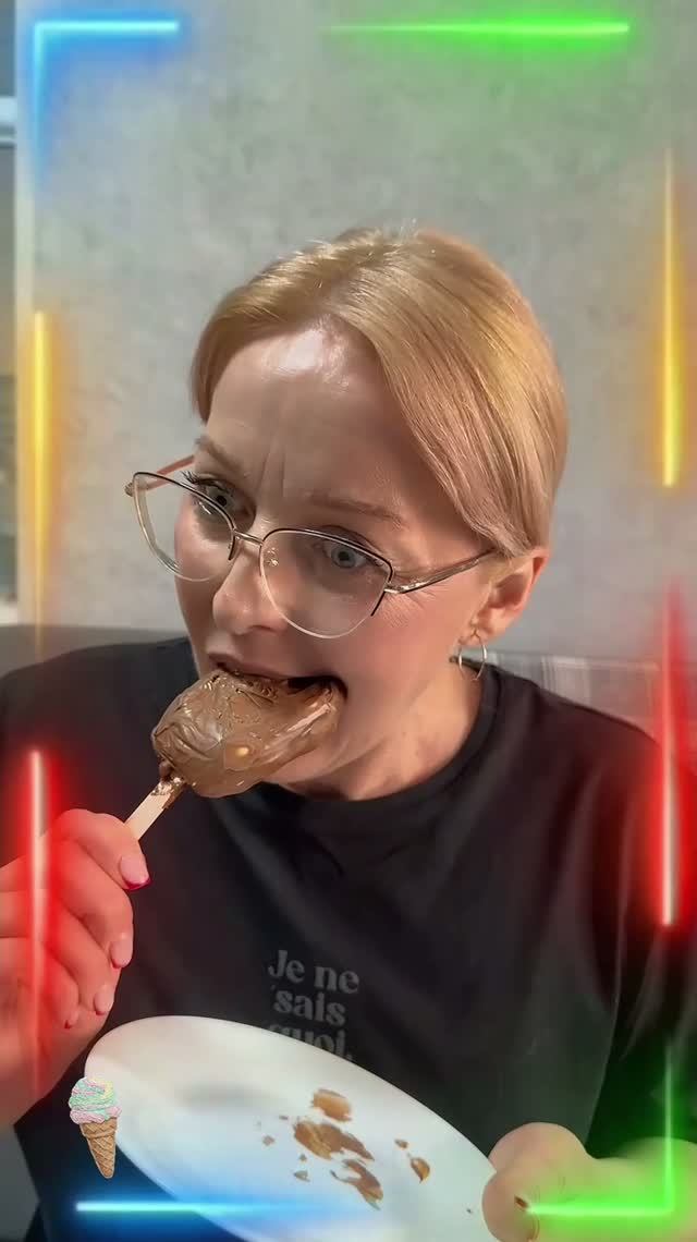 Лютый пранк над мамой с мороженым 😆