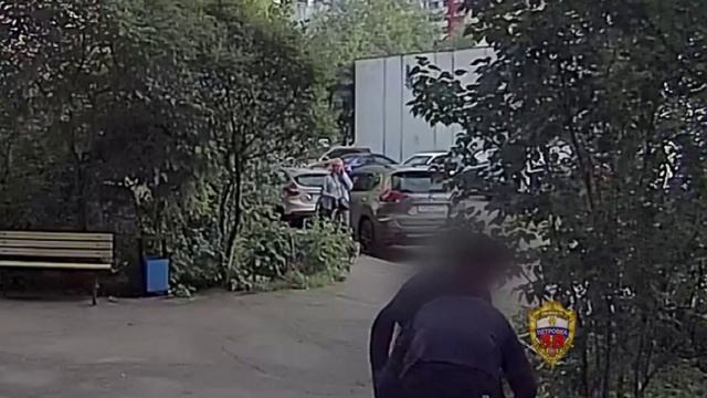 «Золотые» 20 тысяч за 8 миллионов: полицейские столицы задержали очередного курьера мошенников