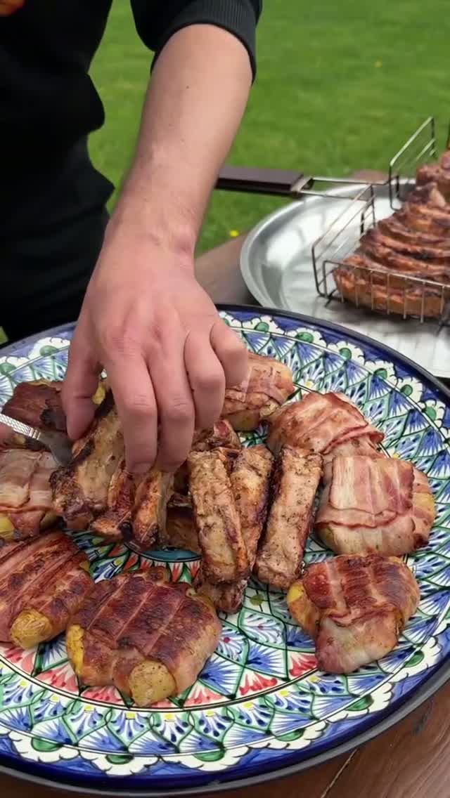 Шашлык из рёбер с картофелем в беконе.