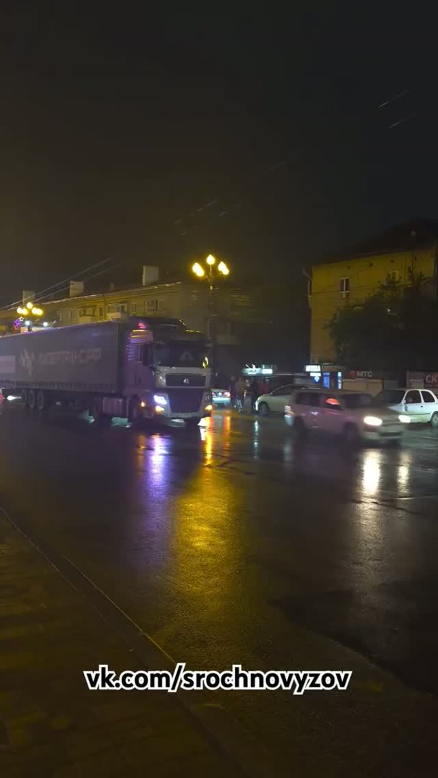 Фура и 3 автомобиля столкнулись на Большой в Хабаровске вечером