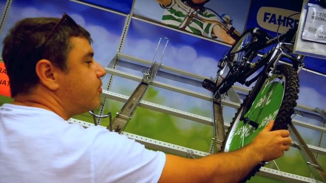 Настя и папа играют в магазин игрушек