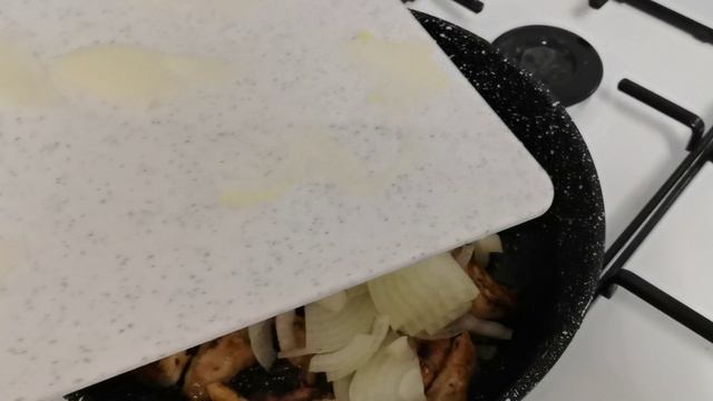Жареное мясо с помидорами