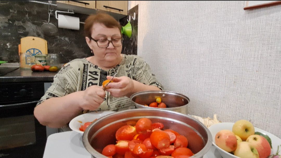 Съездили на дачу за хреном. Готовлю хреновину.