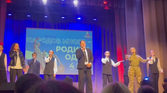 Как же он поет!