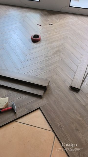 Укладка ламината WOODstyl коллекция ARROW цвет Дуб компаунд ёлочкой.