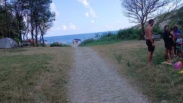 Течёт река с горы в красивейшем месте в ущелье на Чёрном море в Архипо-Осиповке