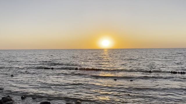 Закат на берегу моря. Релакс