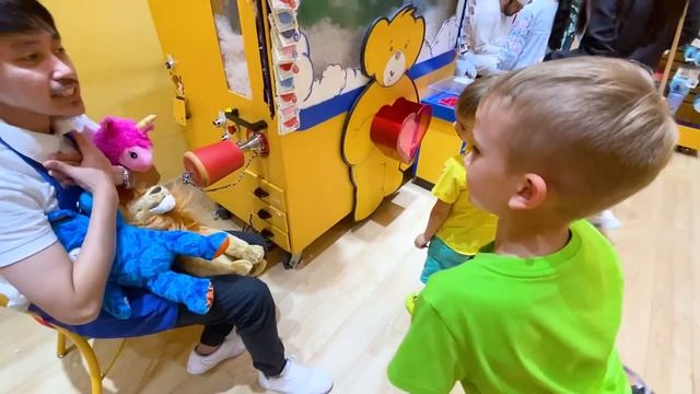 Влад и Никита строят свои собственные игрушки