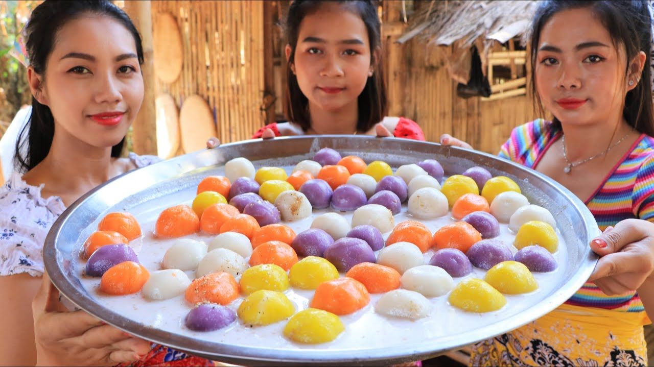 Приготовление десерта из клейкой рисовой муки с пальмовым сахаром, рецепт -
