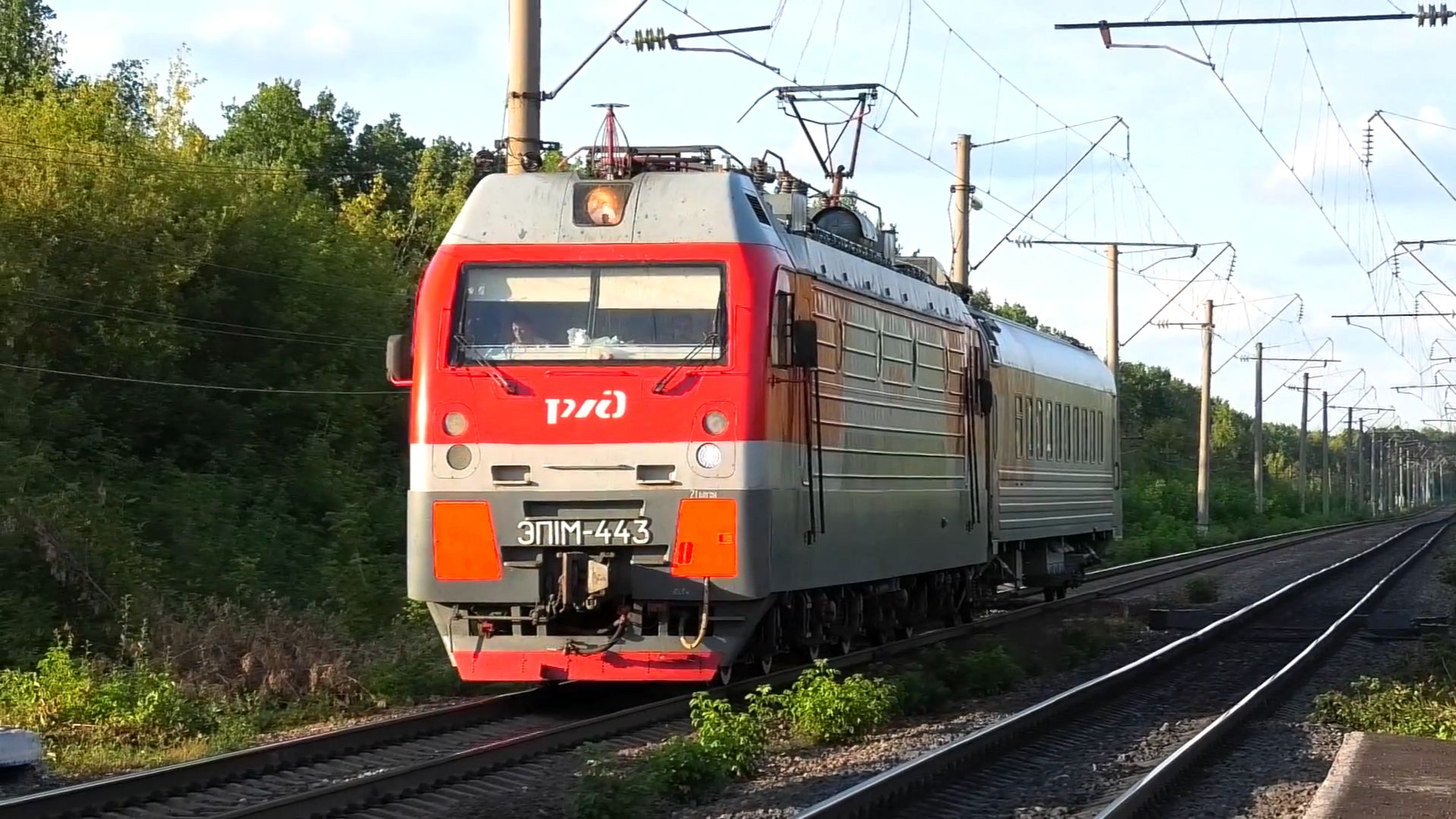 ЭП1М-443 с пригородным поездом Елец — Касторная-Новая делает остановку на о.п. 442 км