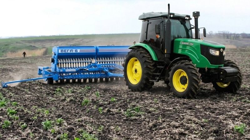 Трактор ULAN-RT 1304 с полуприцепной сеялкой ВЕГА-6