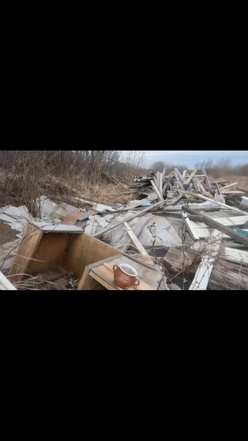 много мусора на свалке
