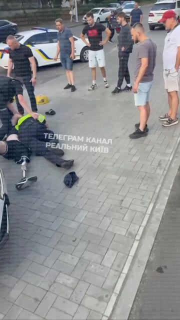 В Куеве полицаи избили покоцанных ВСУшников. часть 2.