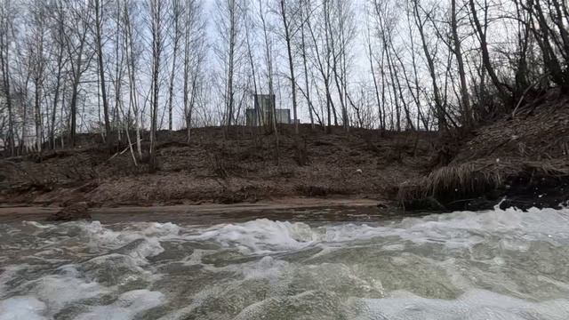 бурлящая вода в ручье