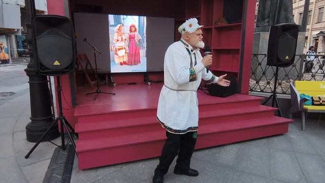 Читает стих Андрей Юхимук 
 Парижанка на Книжной аллеи.