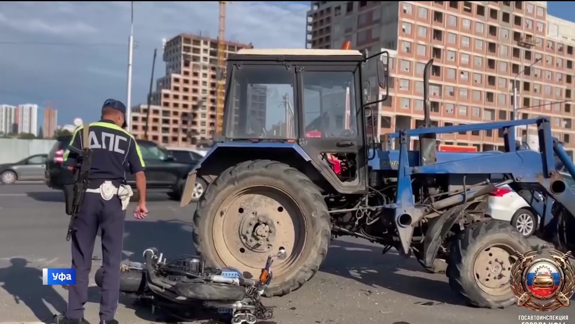 Байкер и тракторист сегодня утром не поделили дорогу в уфимском Сипайлово