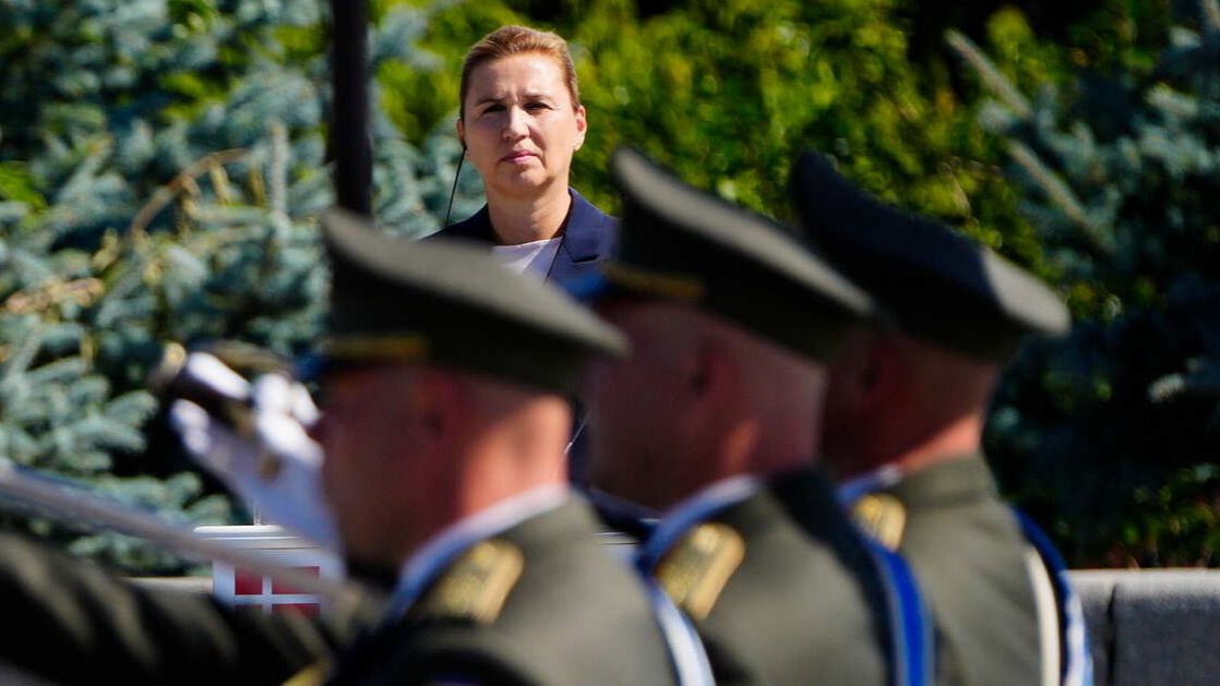 Премьера Дании затравили в соцсетях из-за некрасивых зубов и тонких волос