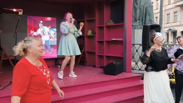 Поёт песню на 