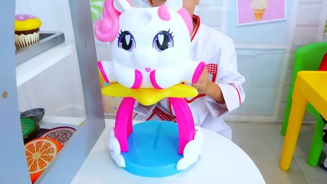 Никита играет в магазин мороженого