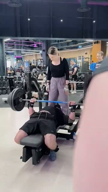 Жим штанги лежа 150*6. Первый рабочий подход.