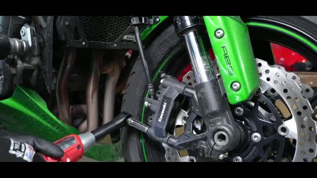 ПОЛНАЯ РЕКОНСТРУКЦИЯ KAWASAKI Z1000 В МАСТЕРСКОЙ, ВОЗВРАЩЕНИЕ ПОВРЕЖДЕННОГО ГОЛОГО МОНСТРА