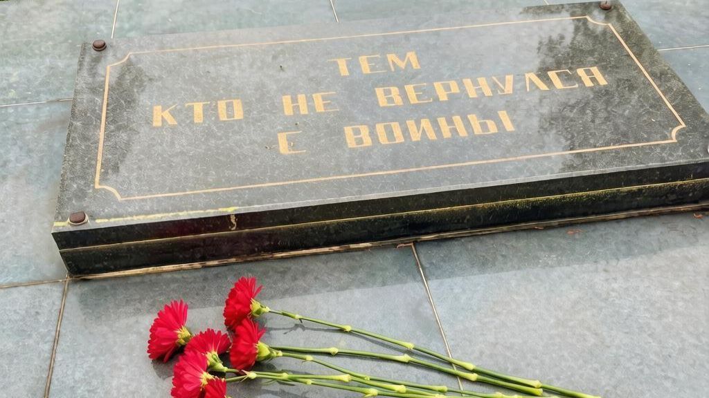 Торжественное возложение цветов к Монументу воинам  шахтёрам