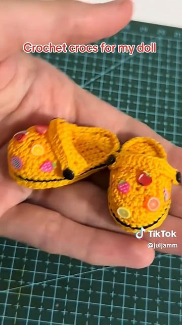 Вязаные кроксы для куклы. В одном из следующих видео покажу их на кукле. #crochet #doll #amigurumi