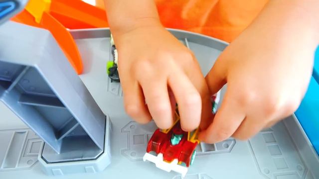 Влад и Никита играют с игрушечными машинками | Hot Wheels City