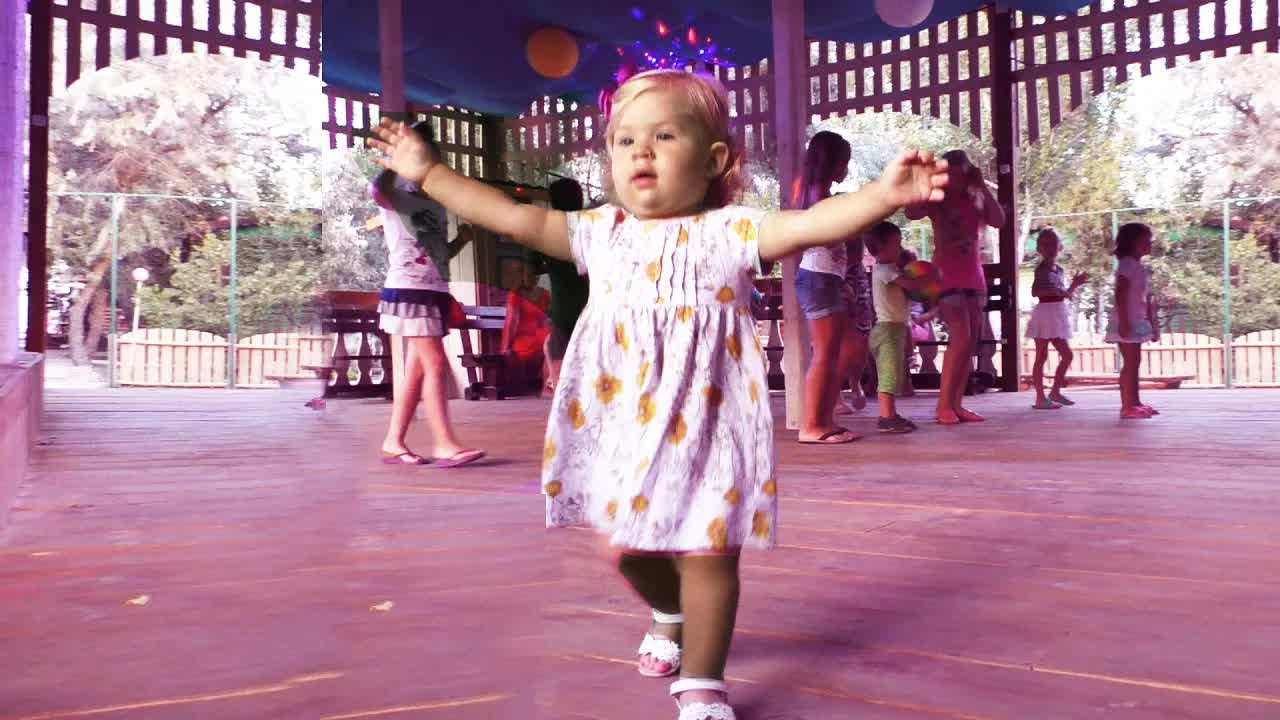  Танцуем на дискотеке Катаемся на качеле Гуляем в колясочке с Ромой Kids on swing Dance on Dicso