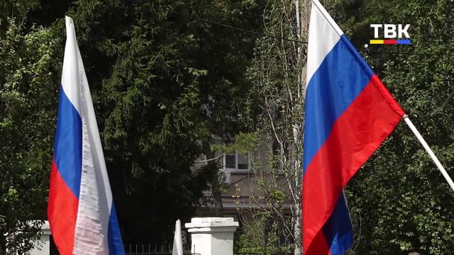 «Это гордость наша — флаг России»: в Искитиме ветераны и юнармейцы вышли в один строй