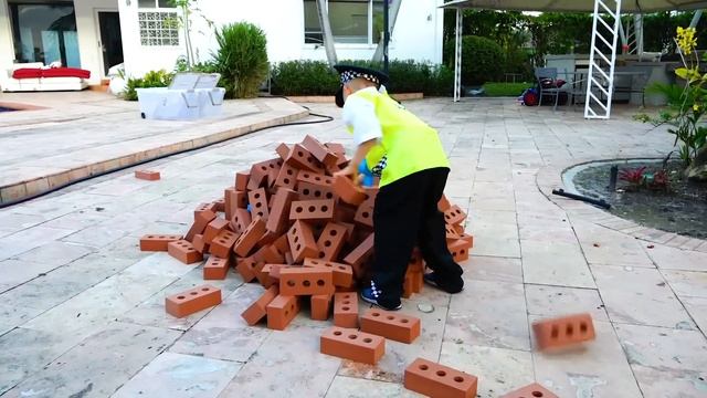 Влад играет в полицейского и потерял свою машину