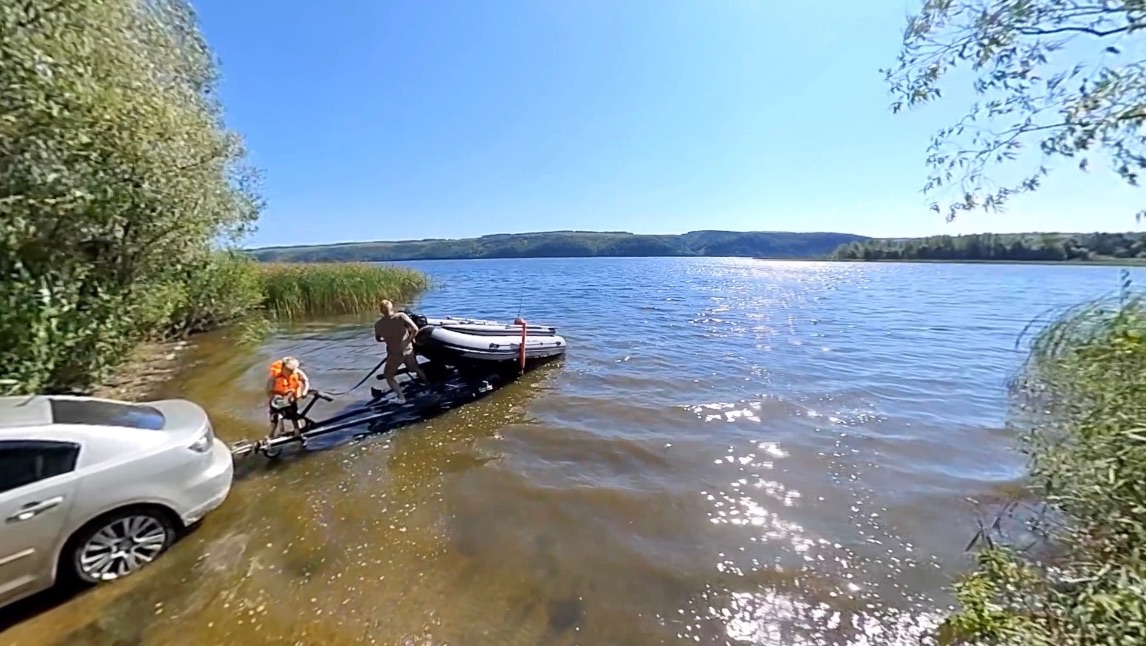 Погрузка лодки на прицеп из воды