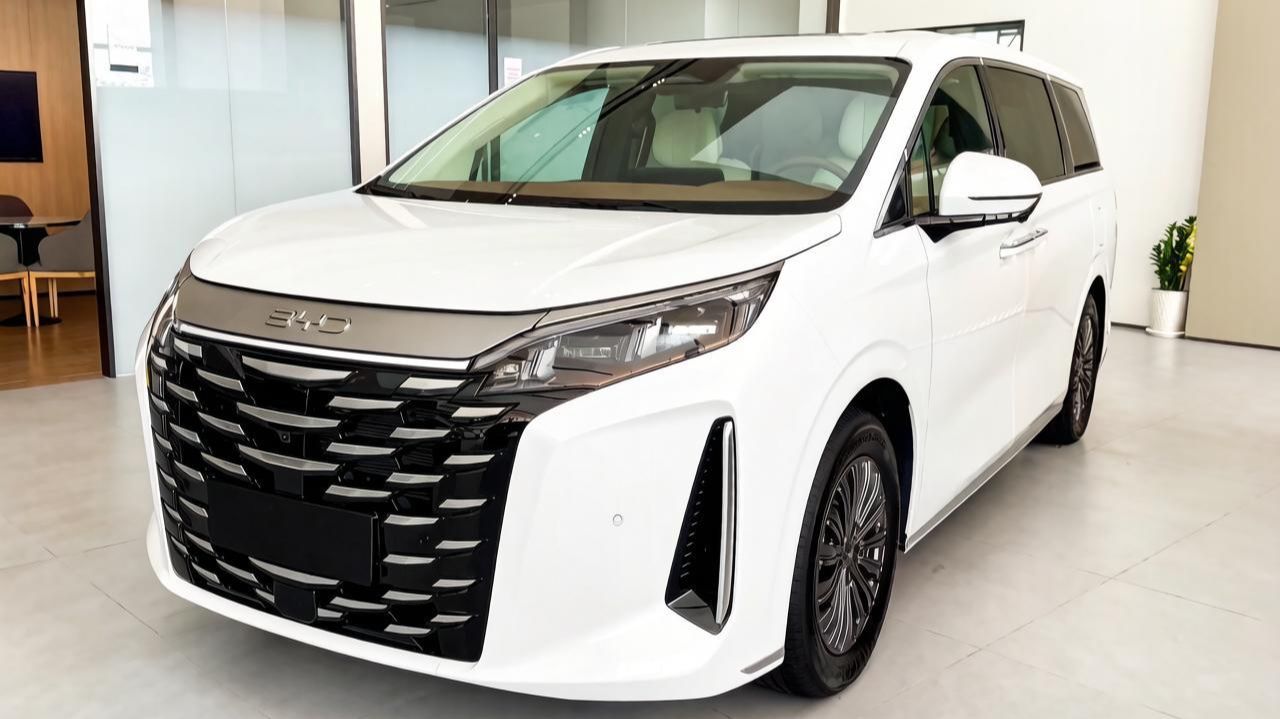 BYD M9 2026 года в белом цвете. Роскошный 7-местный минивэн вип класса. Обзор автомобилей.