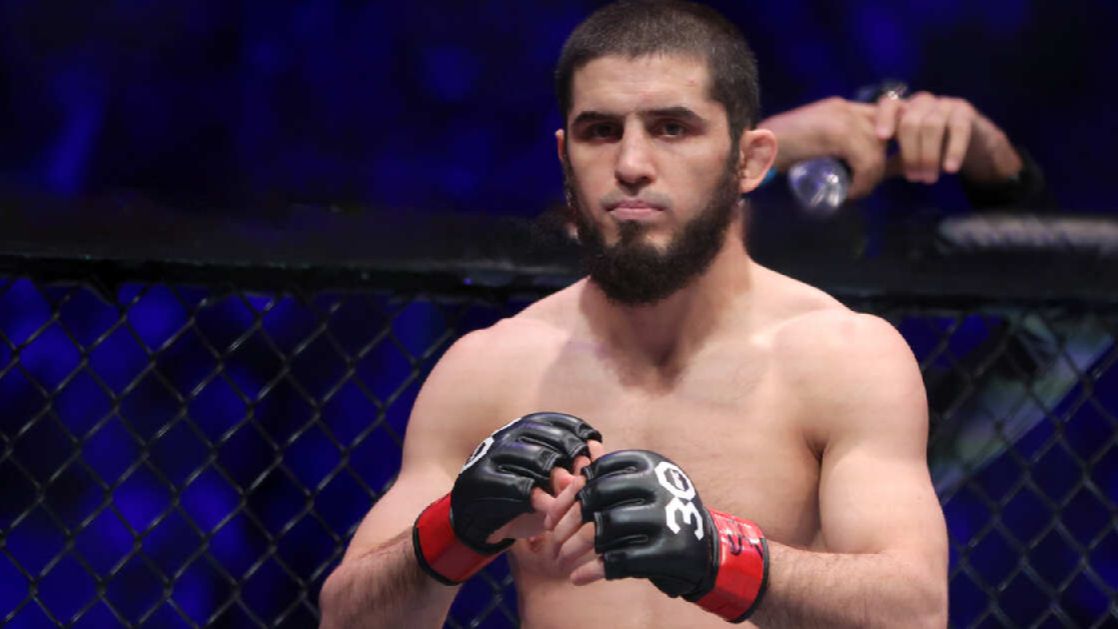Махачев вернулся в Дагестан после рекордной 17-й победы в UFC