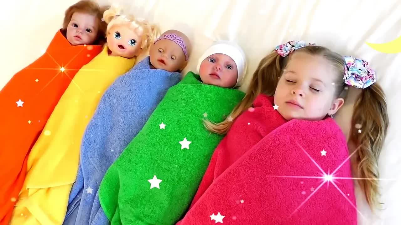 Диана играет в прятки с куклами
