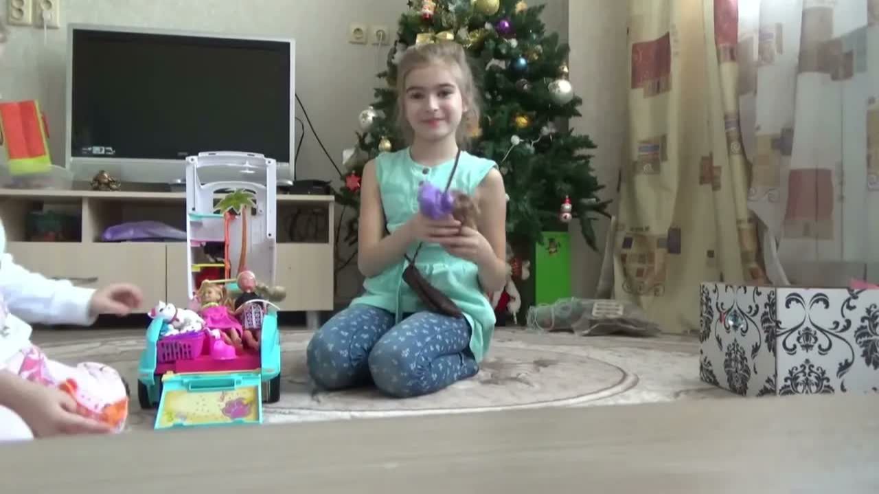 Алиса и Тея играют в кукол ! Барби с подружками едут на дачу !