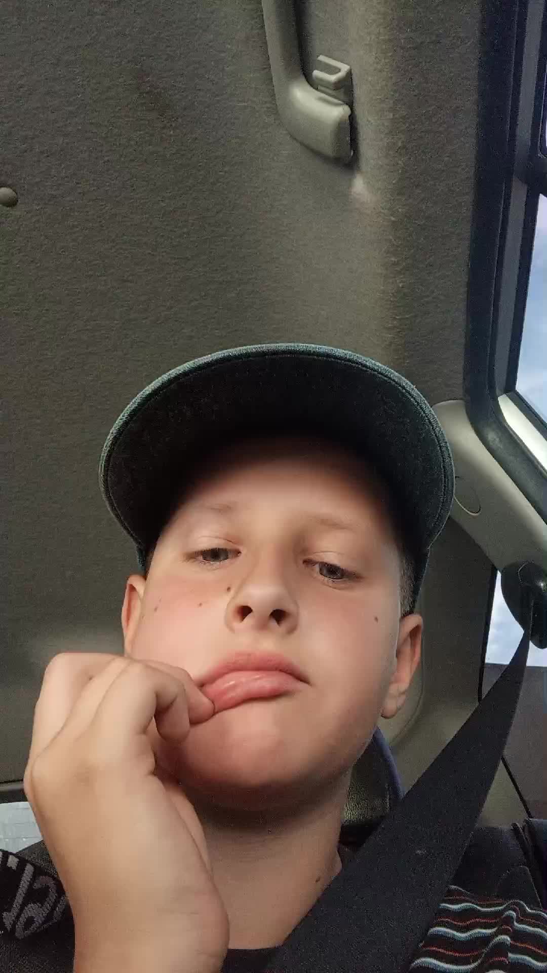 р