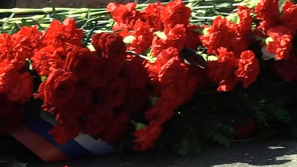 Память павших в Курской битве: возложение цветов к горельефу 