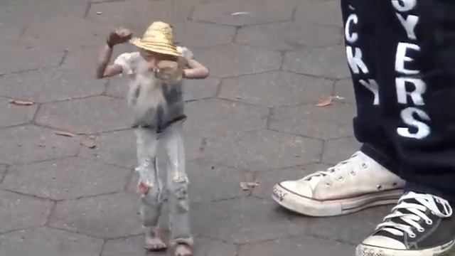 САМЫЕ УДИВИТЕЛЬНЫЕ УЛИЧНЫЕ ПРЕДСТАВЛЕНИЯ В МИРЕ