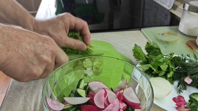 Готовим очень вкусный салат.