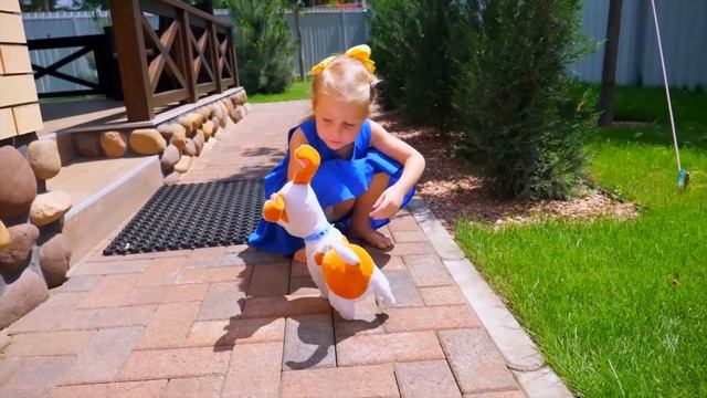 Настя и папа против смешных игрушечных собачек! Ролевая игра с щенками-близнецами