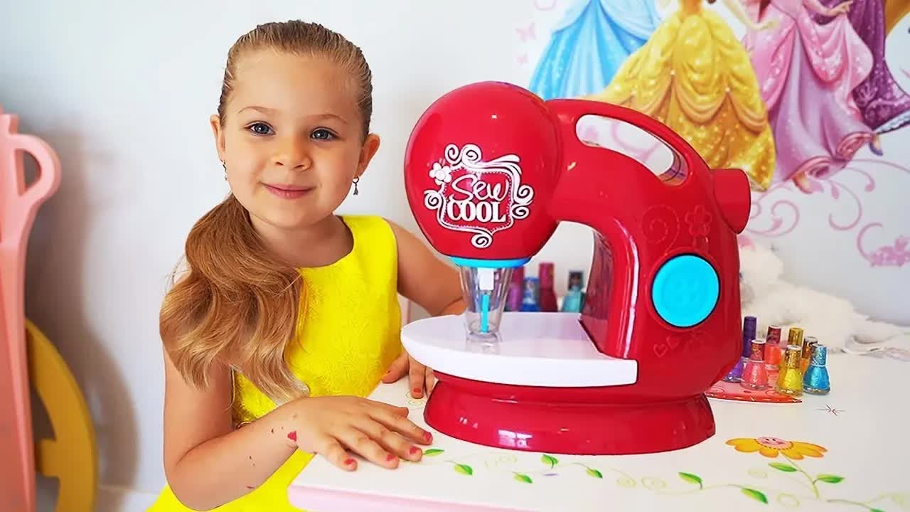 Диана играет с игрушечной Швейной машинкой