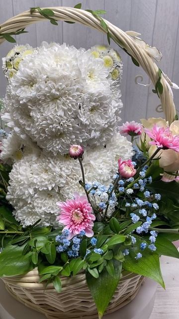 Вы видели белого медведя из живых цветов? 🐻🌸