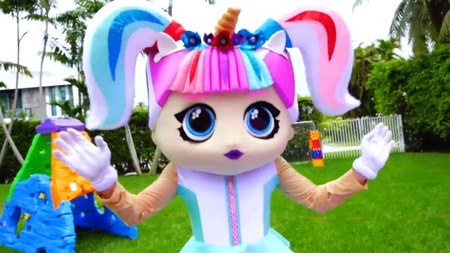 Влад и кукла играют с надувными игрушками