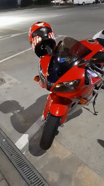 Yamaha YZF R1 и Yamaha YZF R1