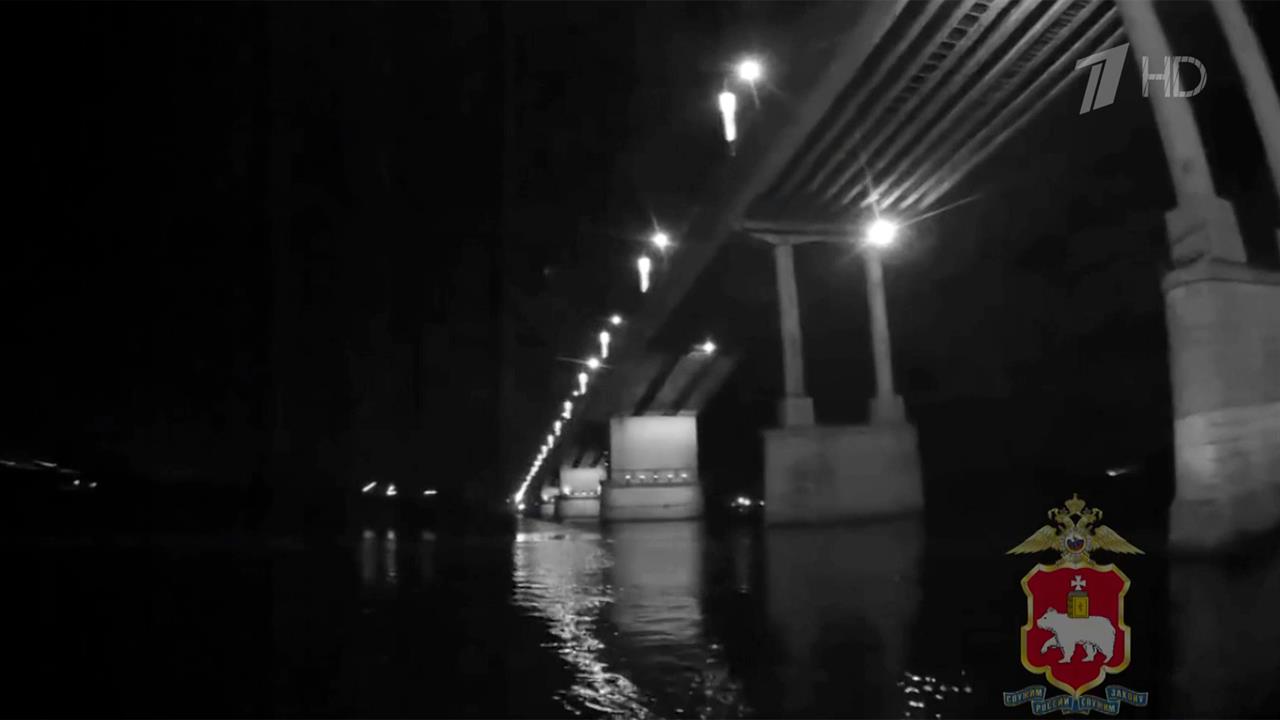 Полицейский патруль спас девушку, упавшую с моста в ледяную реку.