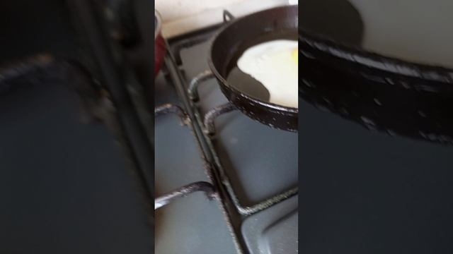 учу тех кто не знает как делать яичницу