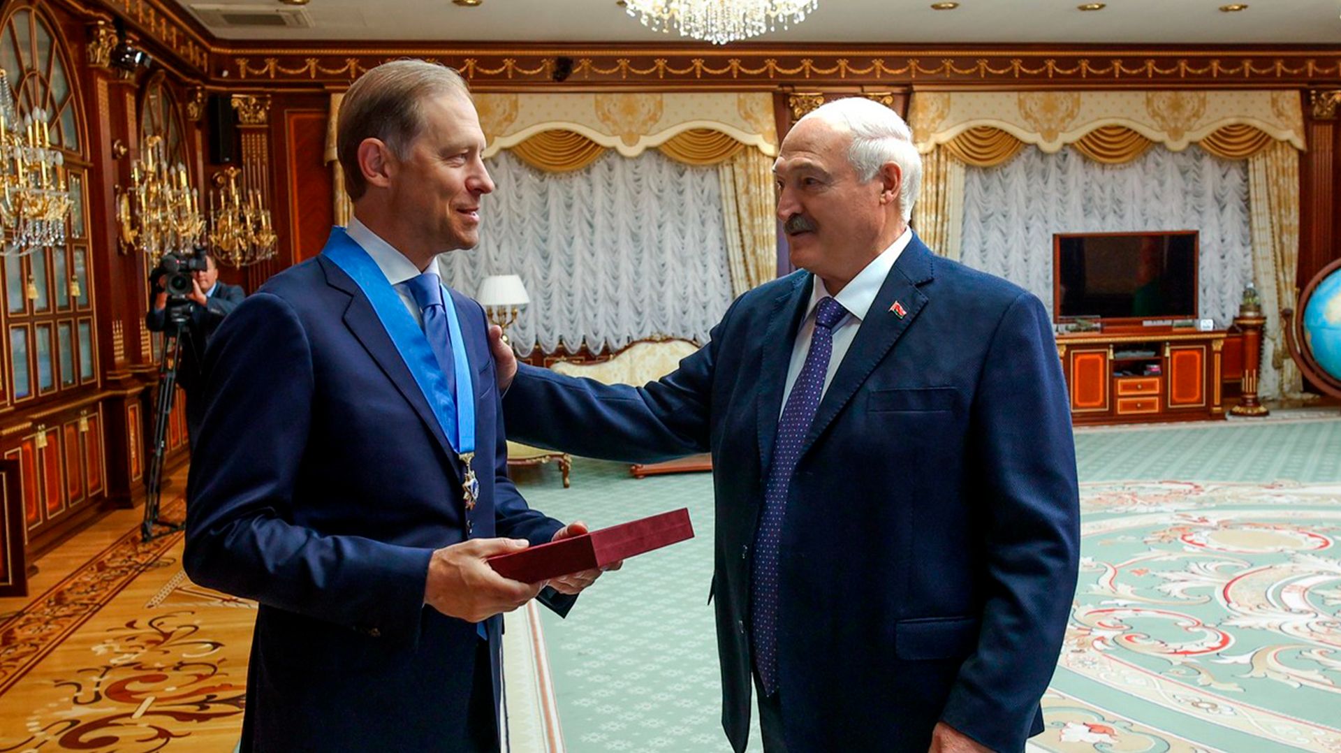 Лукашенко наградил Дениса Мантурова орденом Дружбы народов