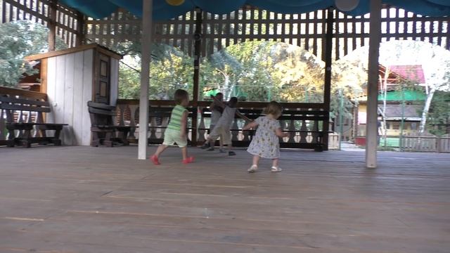 ★ Катаемся на качеле Танцуем на дискотеке Гуляем на коляске с сестричкой Дианой