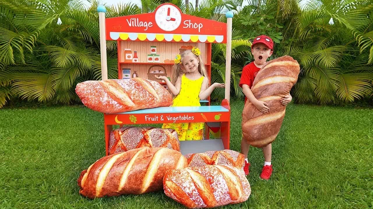 Диана и Рома играют в магазин игрушек